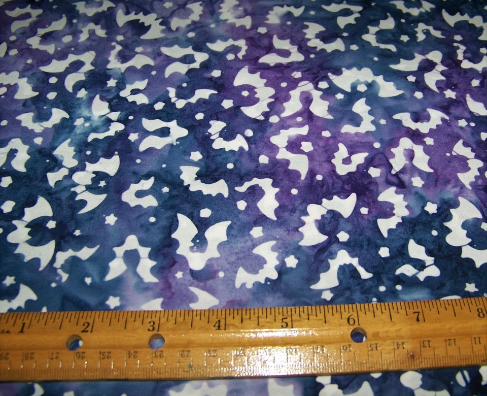 1 yarda Banyan Batiks MIDNIGHT MAGIG Halloween Tela de Algodón BLANCO MURCIÉLAGOS SOBRE PÚRPURA Foto 1 de 1