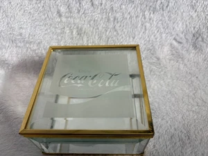 COCA COLA VETRO/OTTONE PORTAGIOIE O PORTAGIOIE FONDO SPECCHIATO 2002 4" X 4" X 2" - Foto 1 di 7