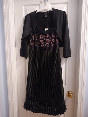 NUEVO CON ETIQUETAS IGIGI Vestido de Cockta Negro con Detalle de Encaje Bordado encogido Talla Grande 14/16 Foto 1 de 4