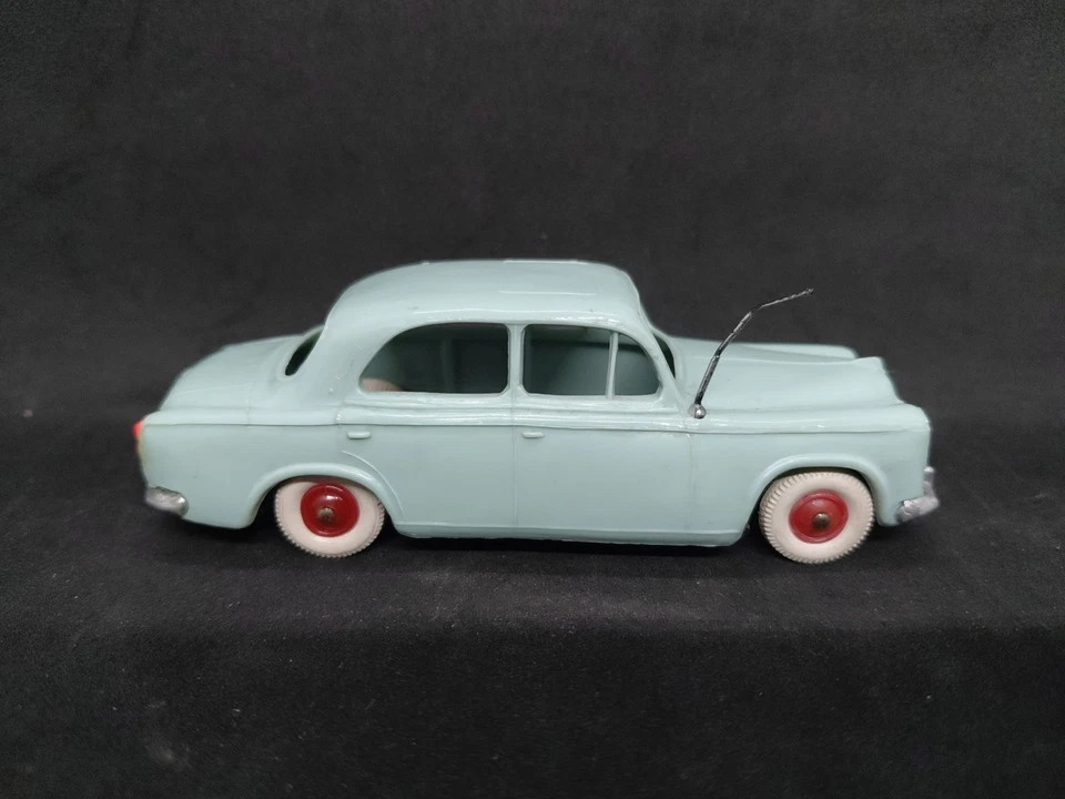 Norev 1/43 N9 Peugeot 404 Bleue Clair Plancher Métal Incomplète - Photo 1/4