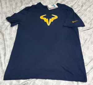 Camiseta RAFA NADAL EL TORO LOGO TENIS NIKE Camiseta Dri-fit M NUEVA CON ETIQUETAS PARIS ROLAND GARROS - Imagen 1 de 3