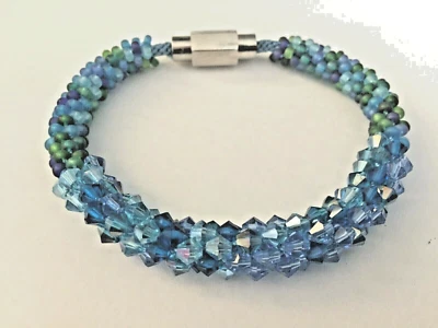 Pulsera con cuentas de cristal de Swarovski y semillas de Toho cierre magnético de acero inoxidable Foto 1 de 4