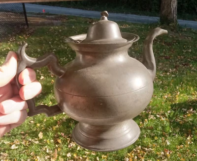 TETERA DE PELTRE DE PRINCIPIOS DE 1800 MARCADA EN EL INTERIOR MANGO ORNAMENTADO INFERIOR Foto 1 de 4