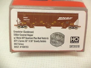 ScaleTrains Ho SXT31576, Greenbrier 5188 Covered Hopper, BNSF488703 - Picture 1 of 2