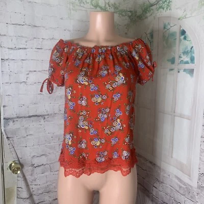 Blusa Top Xhilaration Para Mujer Fuera del Hombro Talla Mediana Roja Floral Corta Foto 1 de 4