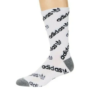 1 PAR DE CALCETINES CREW PARA HOMBRE ADIDAS FIRMA ALLOVER. BLANCO, GRIS Y NEGRO. - Imagen 1 de 1