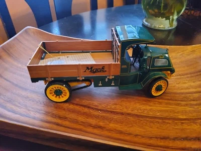 Franklin Mint Precision Model 1916 Green Mack AC Bulldog 1:32 - Image 1 of 4