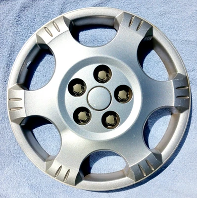 2002 to 2007 SATURN VUE 16” USED O.E.M. HUBCAP/WHEELCOVER P/N 22661203 - Image 1 of 2