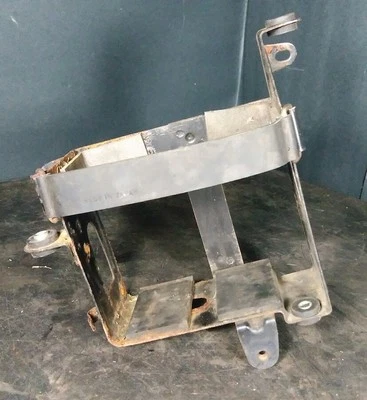 Suzuki GS 1979 425 L bandeja de caja de batería con correa de goma de sujeción Foto 1 de 4