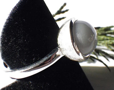 SCHMUCK-STCK RING 925 SILBER  GRAU MONDSTEIN NEU 19 60 rund strichmatt - Bild 1 von 4