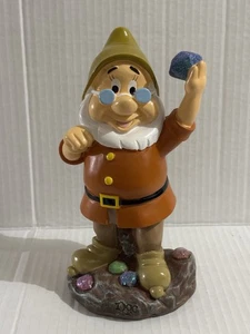 2025 DOC ~ Estatua Gnomo Jardín Brillo 8” Disney Blancanieves y los Siete Enanitos - Imagen 1 de 7