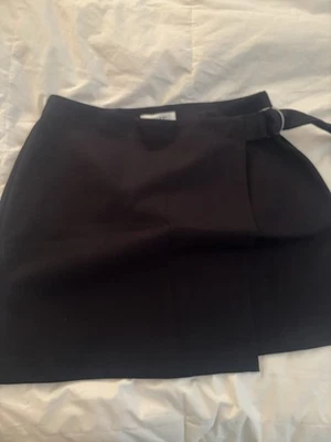 Falda envolvente Spanx negra mediana con cierre de cinturón frontal lateral pantalones cortos de compresión debajo de nuevos con etiquetas Foto 1 de 4