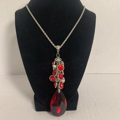 Collar Hilo De Lágrima Roja Caída De Acrílico Tono Plata Ajustable Cierre Langosta Foto 1 de 4