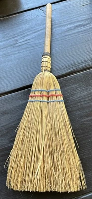 Escoba de hogar vintage 21” mango de madera chimenea paja natural con correa de cuero Foto 1 de 4