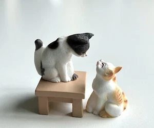 Japanese style plastuc lovely cats looking at each other affectionately - Picture 1 of 12