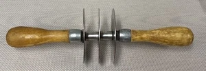 Vintage Teig Pasta Nudel Gebäck Schneider mit Holzgriffen 10" lang - Bild 1 von 2