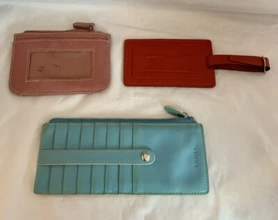 Juego de tres etiquetas de equipaje de cuero, tarjetero y monedero para cambiar Foto 1 de 4