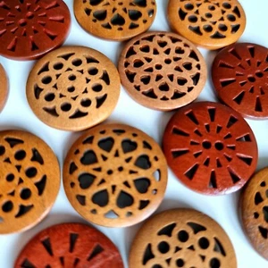 BOTTONI GROSSI INTAGLIATI IN LEGNO - ROTONDI, CUORI, RUSTICI, 25MM, MARRONI, CARDIGAN, UK - Foto 1 di 18