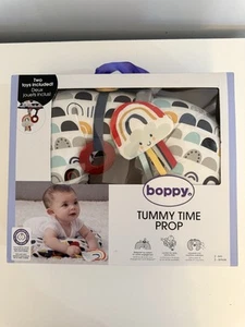 Boppy Tummy Time Prop, dos juguetes incluidos, blanco con varios colores arco iris NUEVO - Imagen 1 de 3