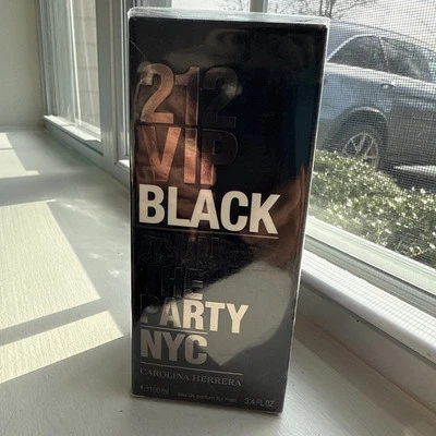 Carolina Herrera 212 VIP 黑色男士淡香精喷雾 3.4 盎司 — 第 1/4 张图片