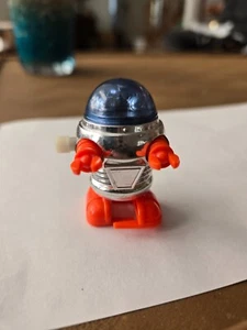De colección 1977 TOMY Wind Up Walking Rascal Robot Cuerpo Plateado Cúpula Azul Naranja - Imagen 1 de 4