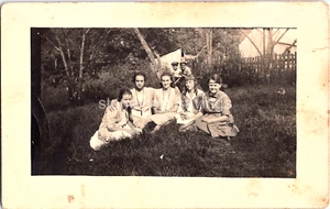 Vintage RPPC Postkarte - 20er 30er Jahre - sitzende Frauen mit lächelnden Jungen im Hintergrund - Bild 1 von 2