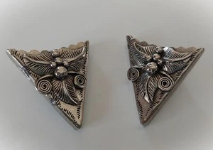 Vintage Silver Metal Collar Tips Points Corners Repousse Leaf Scroll - Picture 1 of 2