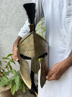 Casco de guerrero espartano griego con escudo negro | Réplica de armadura portátil hecha a mano Foto 1 de 4