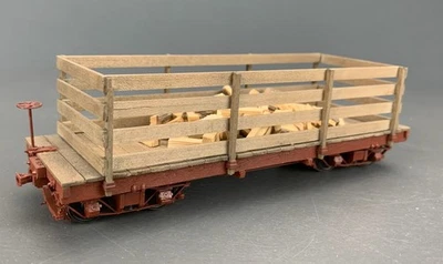 On3 Stake Bed Logging Flat Car w/Working Brakes JER O3182 - Image 1 of 4
