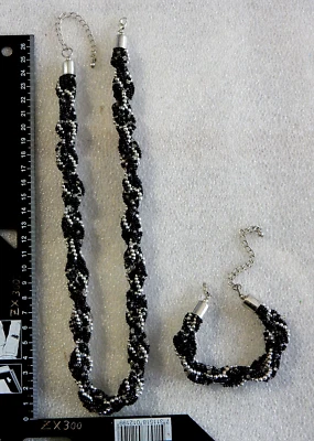 NEU Halskette Modeschmuck Rocailles gedreht schwarz silber Handarbeit Armband - Bild 1 von 4