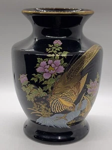 Jarrón de porcelana negra con transferencia floral y de aves recortado con oro - Imagen 1 de 4