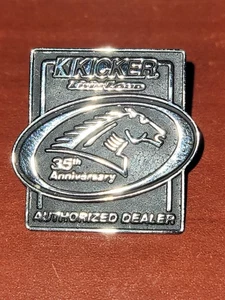 Prendedor de solapa Kicker Livin’ Loud 35 aniversario - Imagen 1 de 1