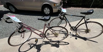 Dos bicicletas de colección Raleigh Capri 410 de 10 velocidades para hombre y mujer propietarios originales Foto 1 de 4