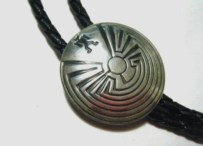 Corbata bolo de cuero trenzado clip hombre en laberinto vintage Hopi de plata esterlina Foto 1 de 4