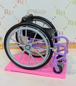 NUEVA SILLA DE RUEDAS Mattel Barbie Hecha para Mover Púrpura y Rampa Rosa Para Muñeca DIORAMA - Imagen 1 de 6