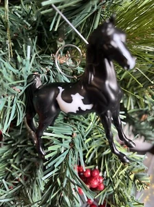 Neu Breyer Pferd Pinto schwarz weiß schwarz Reeves individueller Weihnachtsschmuck - Bild 1 von 5