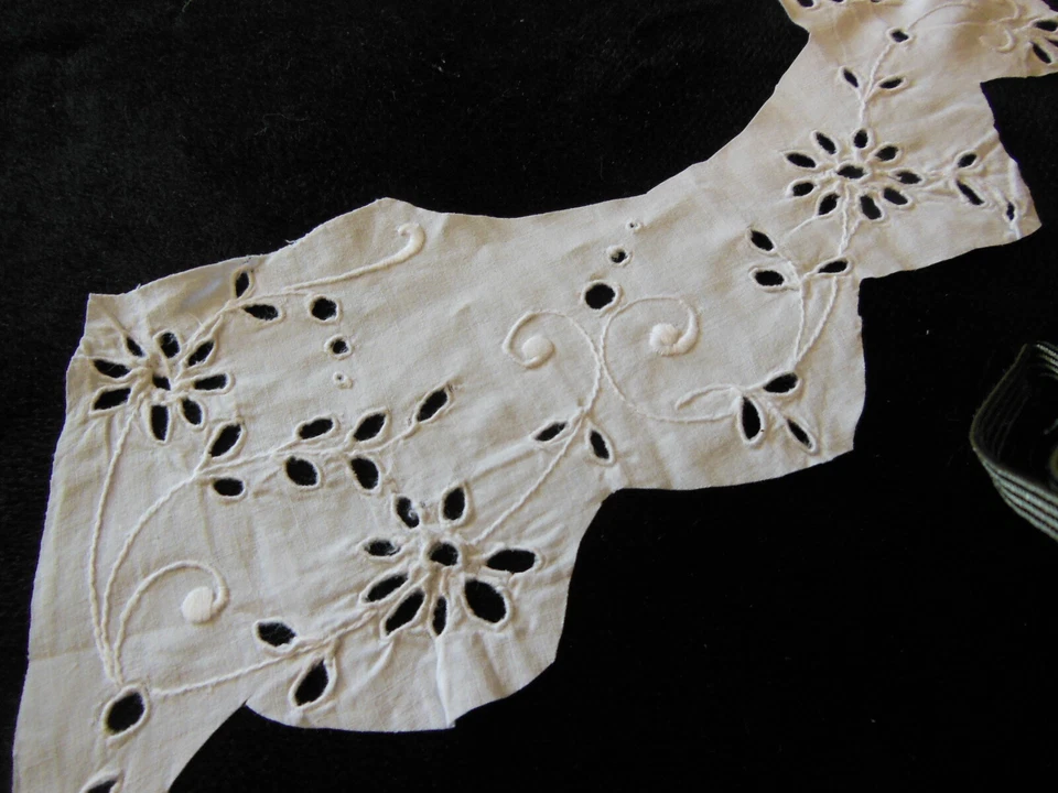 Trés longue broderie ancienne fleur 42 cm our création  couture patchwork T3-20 - Photo 1/4