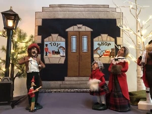 Byers Choice Caroler Style Display Toy Shop - Picture 1 of 2