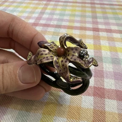 Anillo de servilleta Jay Strongwater con estrás flor de lirio individual Foto 1 de 4