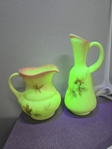 2 Fenton Burmese Autumn Maple Leaves 4 1/2" Milchkännchen handbemalt kleine Krüge - Bild 1 von 7