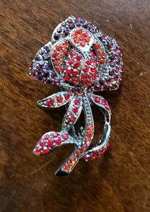 Pin de diseño rosa roja con pedrería - Imagen 1 de 2