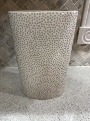 Happy Everything!™ de Laura Johnson - Jarrón ovalado grande de punto pequeño de piedra Foto 1 de 4