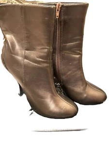 😎🤎Newport News Bronze Almond Toe Bootie Zipper Mid Height Sz 5.5 - Picture 1 of 4