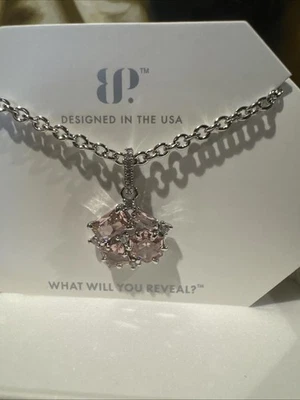 Collar Bomb Party A Hush Between Bells, cuarzo rosa circonita cúbica sobre rodio Foto 1 de 4