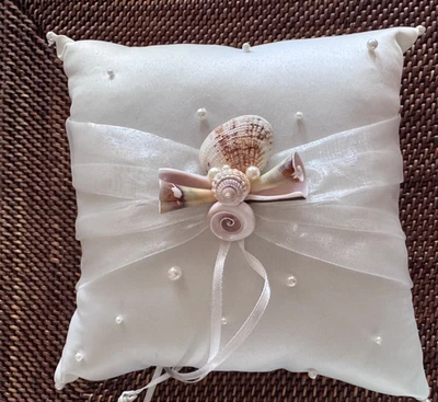 Almohada portadora de anillos blanca satinada y conchas marinas y cuentas junto al mar rosa lilia nueva en caja Foto 1 de 4