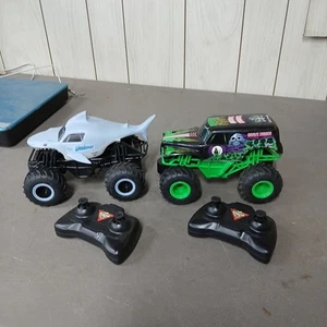 Megalodon und Monster Jam Grave Digger ferngesteuerter Truck Maßstab 1:24  - Bild 1 von 6