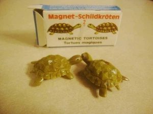 Tortugas Magnéticas De Colección Alemania Occidental Mágico Tricky Imán Tortugas ¡En Caja! - Imagen 1 de 7