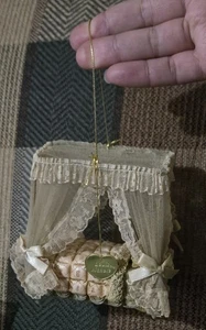 De colección 2000 Louis Nichole Miniatura Dosel Cama Ornamento Victoriano Raro  - Imagen 1 de 15