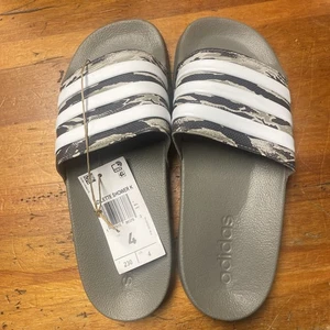 Adidas Adilette Shower Slides Kids Size 4 - Picture 1 of 4