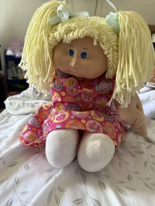 Muñeca Cabbage Patch Kids de colección - Niña con colas de caballo - Imagen 1 de 9